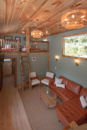 Lookout Valley Neighborhood Association House | The Red Roost Cabin