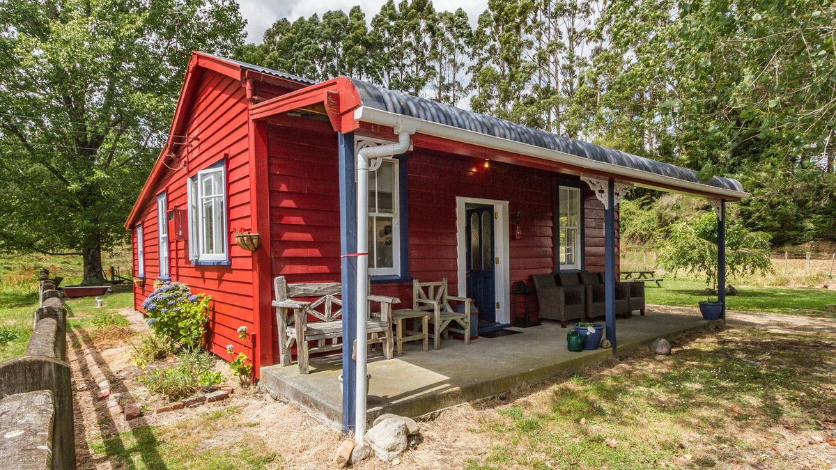 Raurimu House | The Red Rooster Cottage