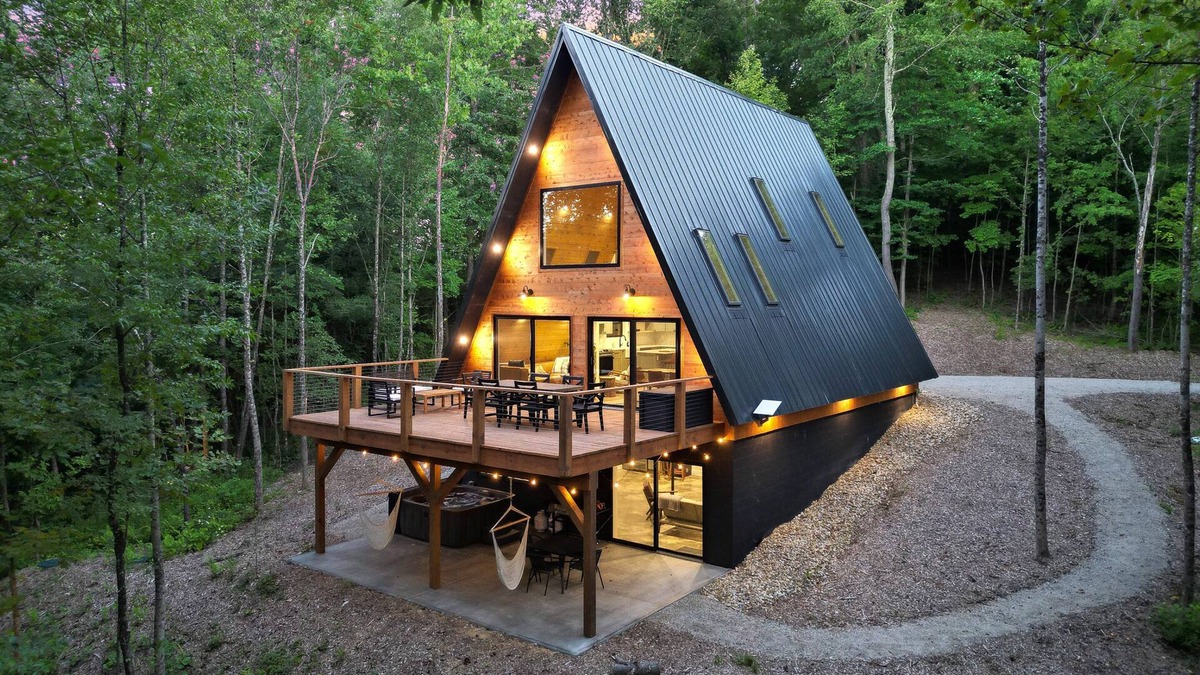 Carbon Hill Cabin | The Redhawk | Hocking Hills