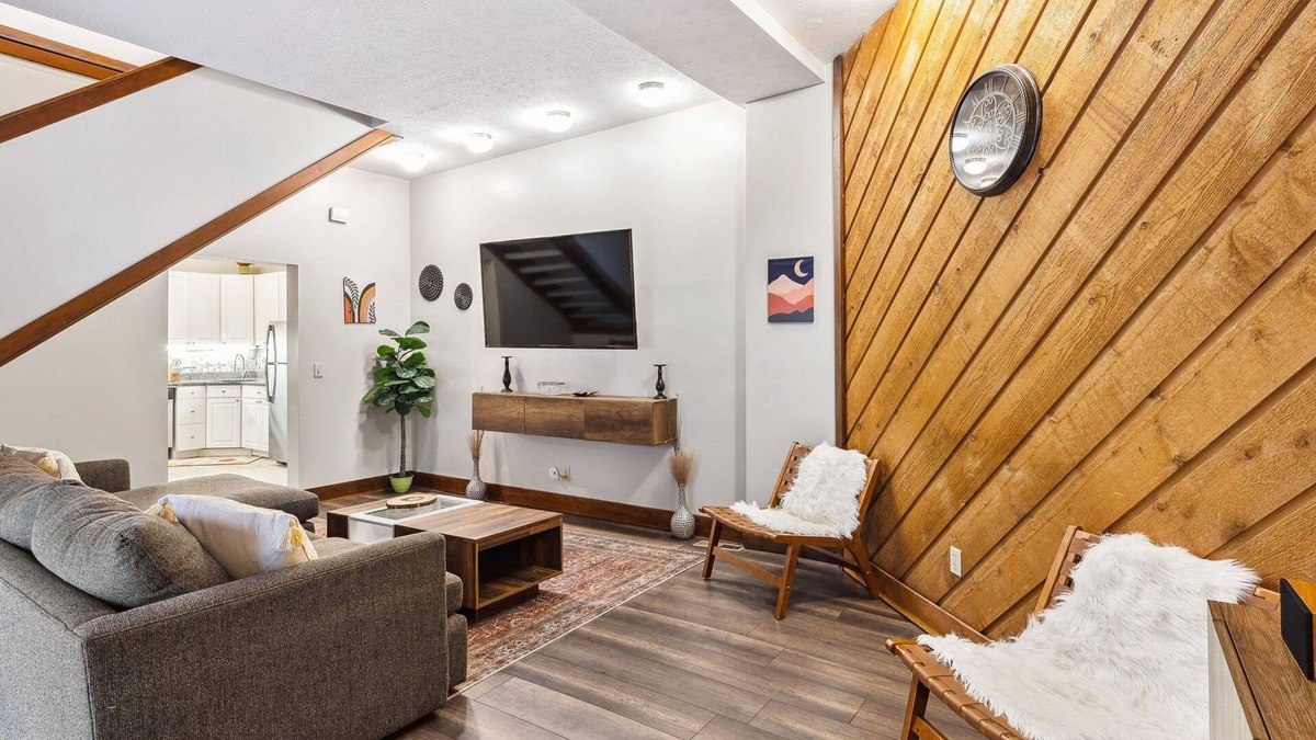 Ohio City House | The Redwood Retreat- 5Bed/4Ba with a Rooftop Deck in the Heart of Ohio City