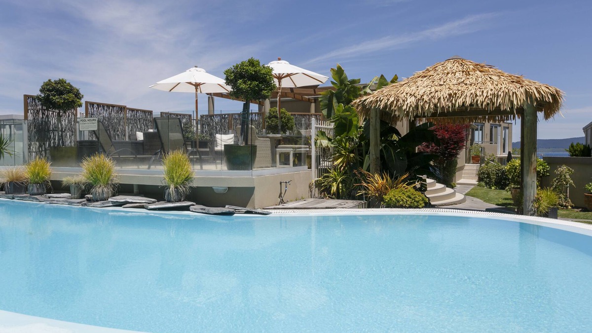 Waipahihi Hotel | The Reef Resort