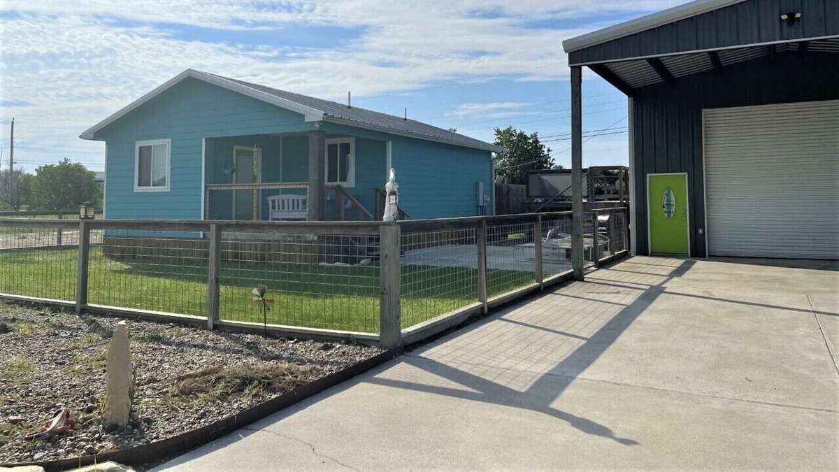 Rockport House | The Reel `Em Inn with Powered Swimming Pool and Hot Tub.