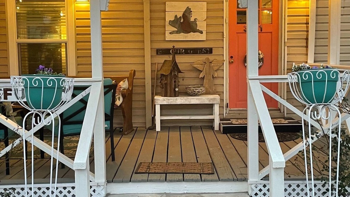Granbury Cottage | The Refuge at Lake Granbury - Lakeside Country Cottage with great outdoor spaces