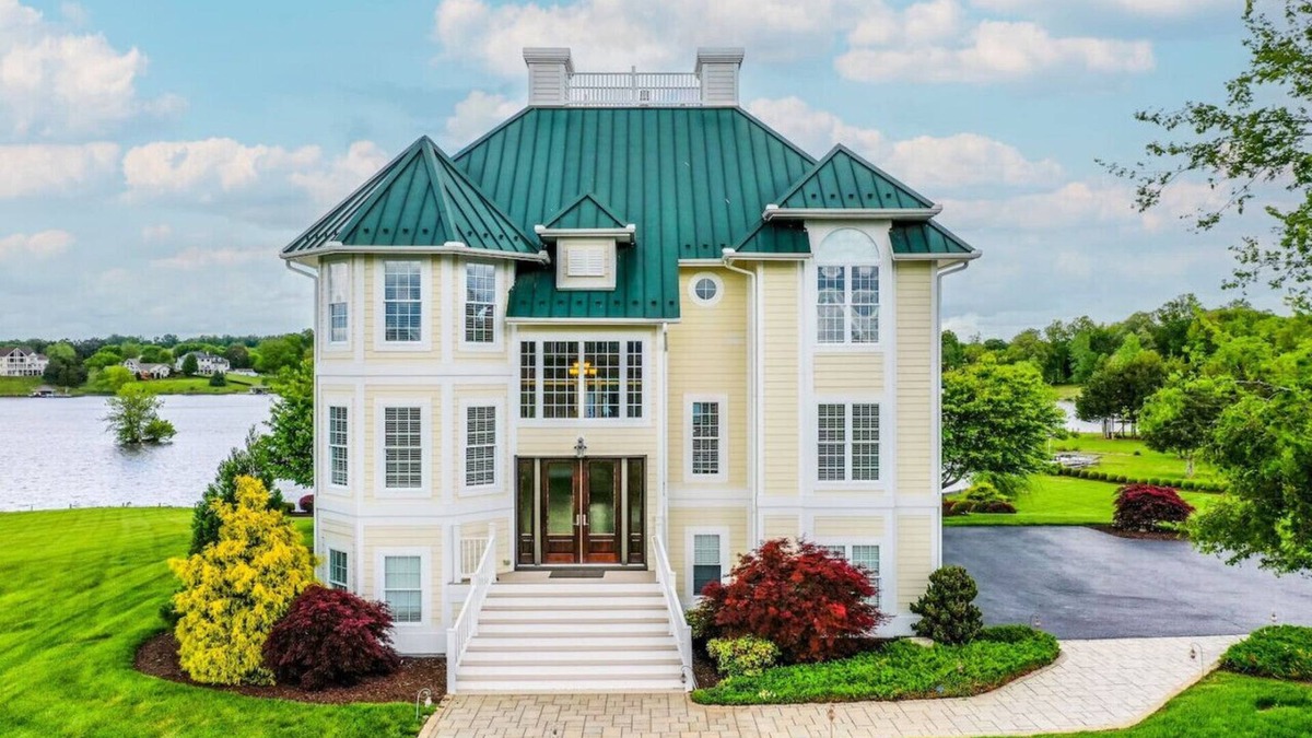 Livingston House | The REGAL~ Gorgeous! Beach,boathouse, hot tub, gameroom,great location and more!