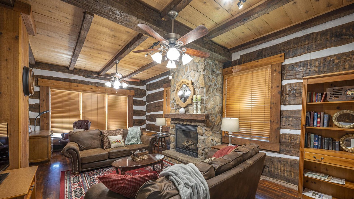 Winesburg House | The remarkably preserved and spacious Chestnut Log House was built in 1829.