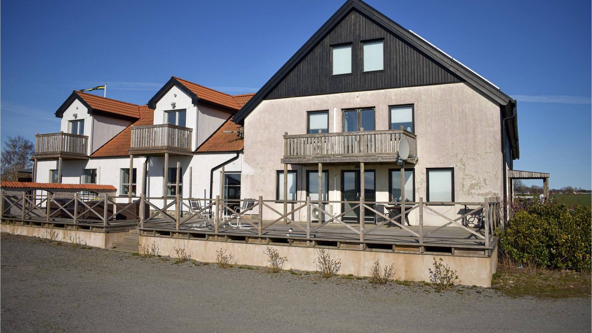 Glemminge House | The renovated cottage on a round yard with beautiful views of the open countryside just outside the