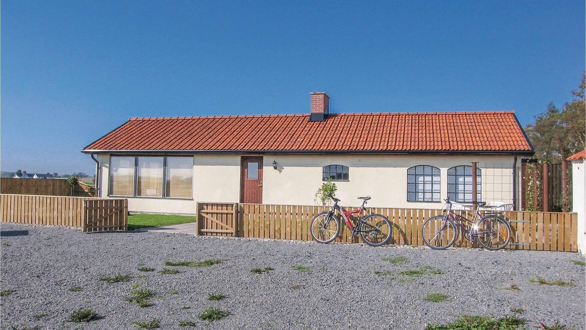 Glemminge House | The renovated cottage on a round yard with beautiful views of the open countryside just outside the