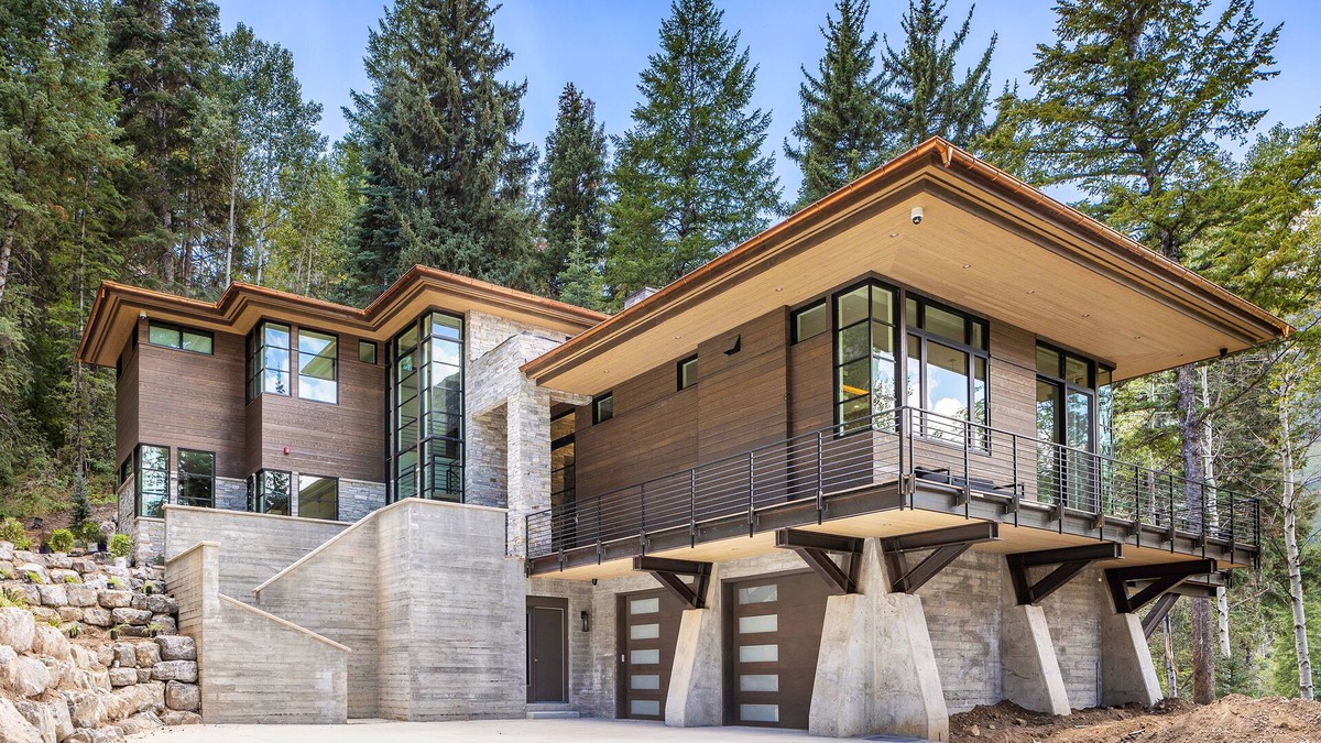 Sundance House | THE RESERVE - Luxury Mountain Estate, Mountain View, Hot Tub, Walk to Ski Runs