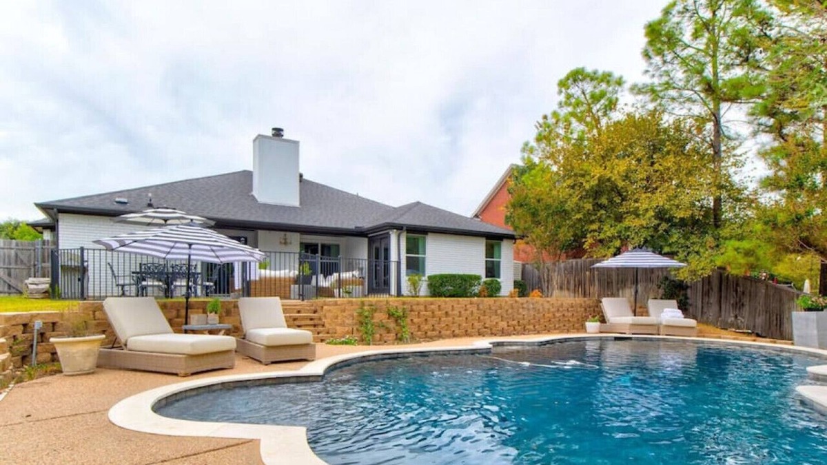 South Arlington House | THE Residence at Seven6 w/Pool+