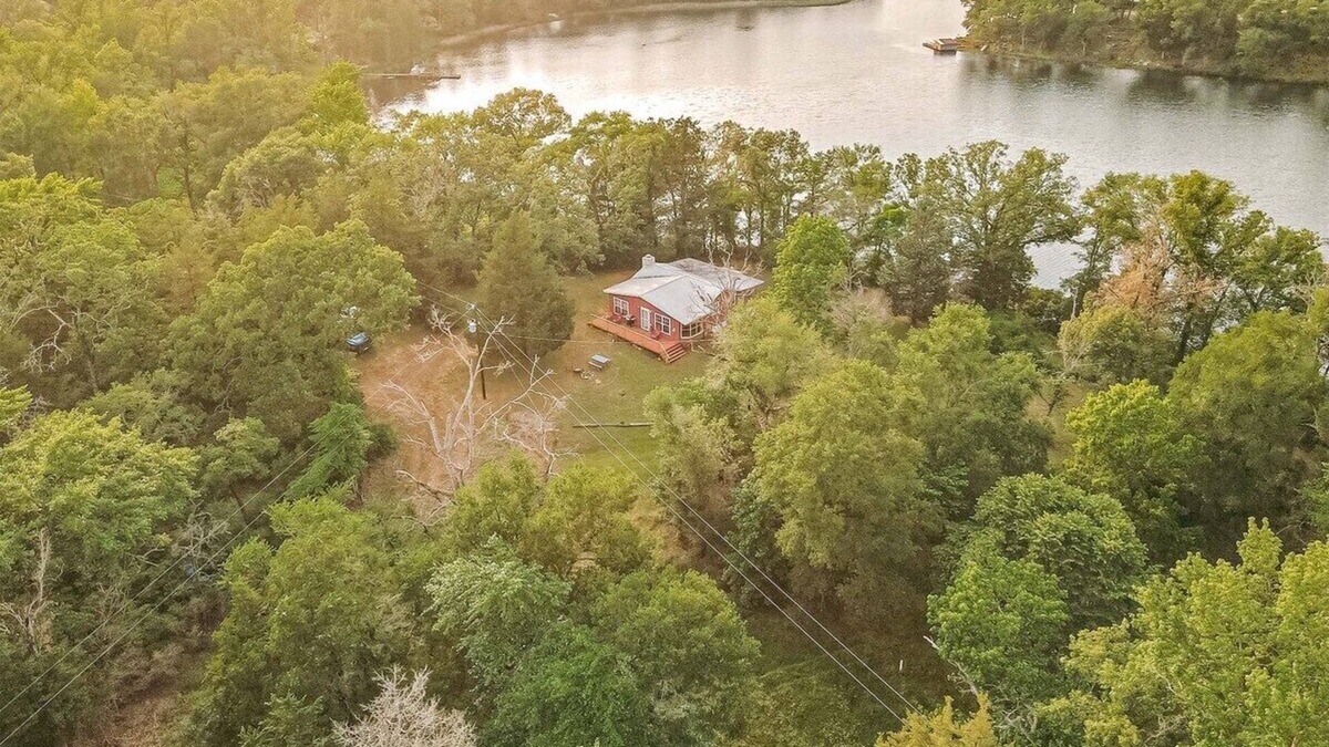 Oakwood House | The Resting Place @ Burleson Lake