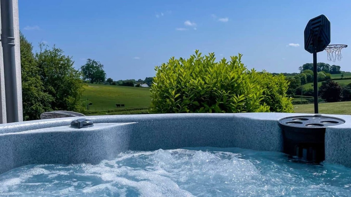 Blandford Forum House | The Retreat ~ Charming & Cozy Gem ~ Sauna ~ HotTub