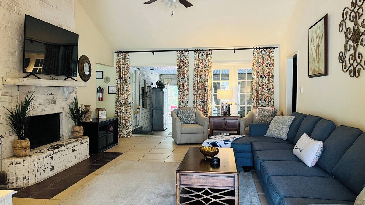 Malbis House | The Retreat - Entire Residential Home!