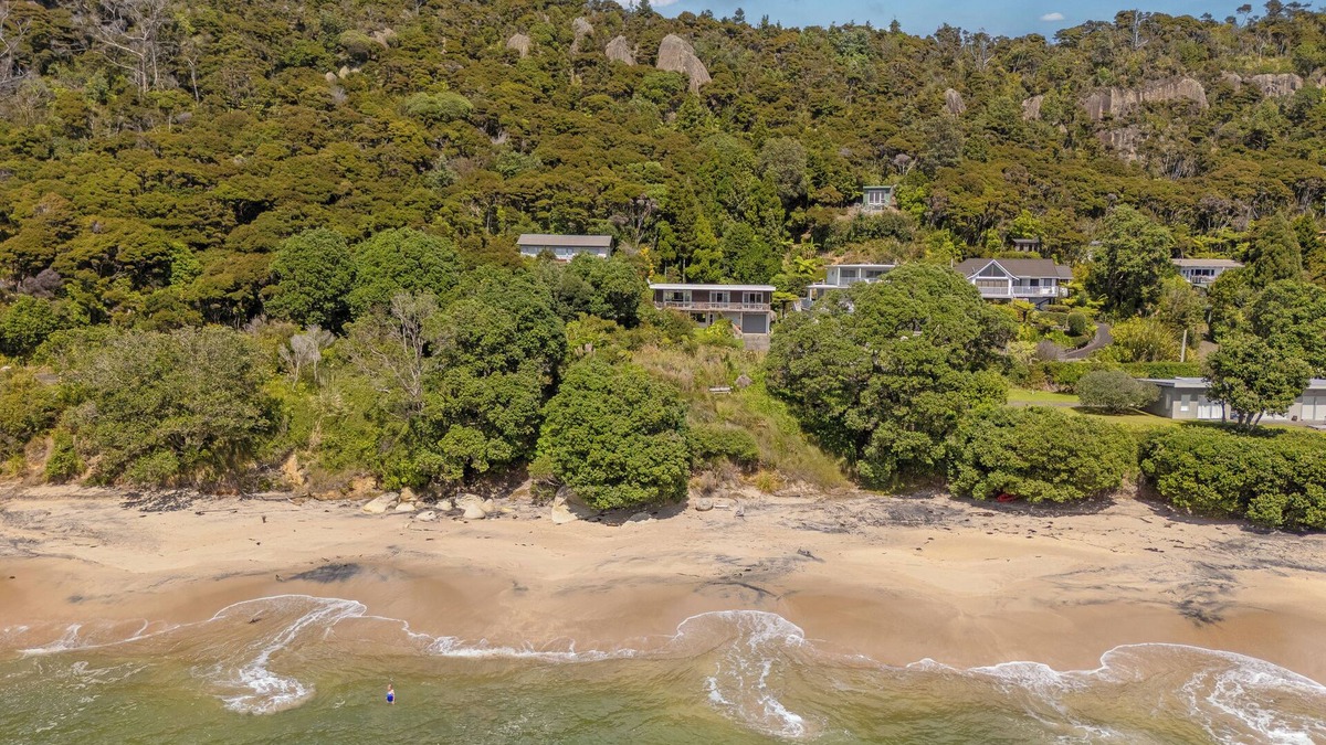Ferry Landing Cottage | The Retreat - Front Beach Bach
