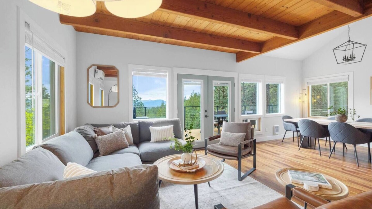 Sagle House | The Retreat on Gold Mountain - Pet Friendly