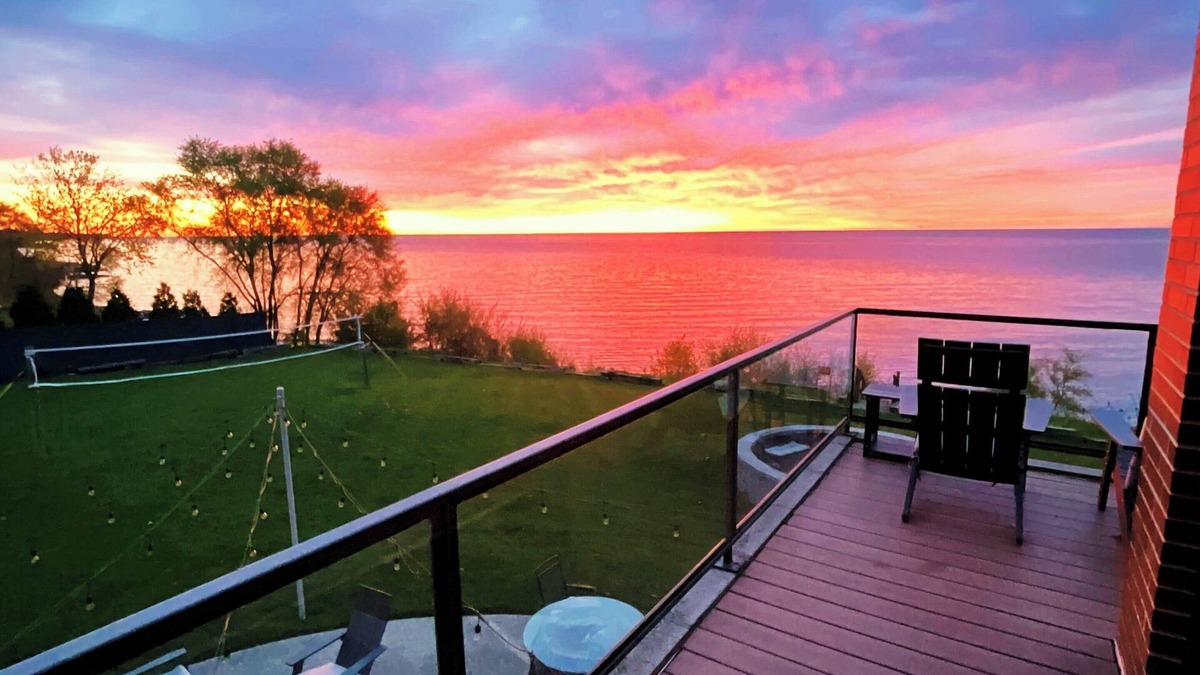 Racine House | The Retreat on Lake Michigan Spectacular 6 bd/4bth 4000 sqft
