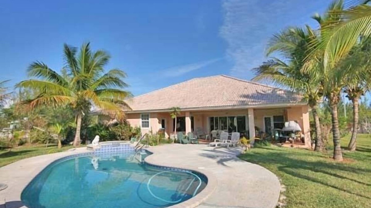 Smith's Point Villa | The Retreat, with pool, boats welcomed, short walk to Taino Beach.