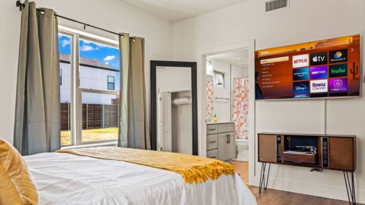Cityplace Apartment | The Retro Room - 1BR - 2 Beds - 7 min DT & D Ellum