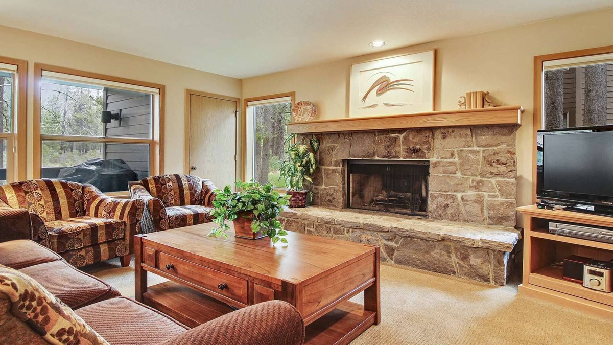 Sunriver Condo | The Ridge at Sunriver - Condo #25 - Access provided to onsite seasonal swimming pool & tennis facilities, year-round hot tub plus 4 bikes