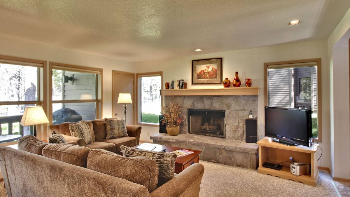 Sunriver Condo | The Ridge at Sunriver - Condo #29 - Access provided to onsite seasonal swimming pool & tennis facilities, year-round hot tub plus 4 bikes