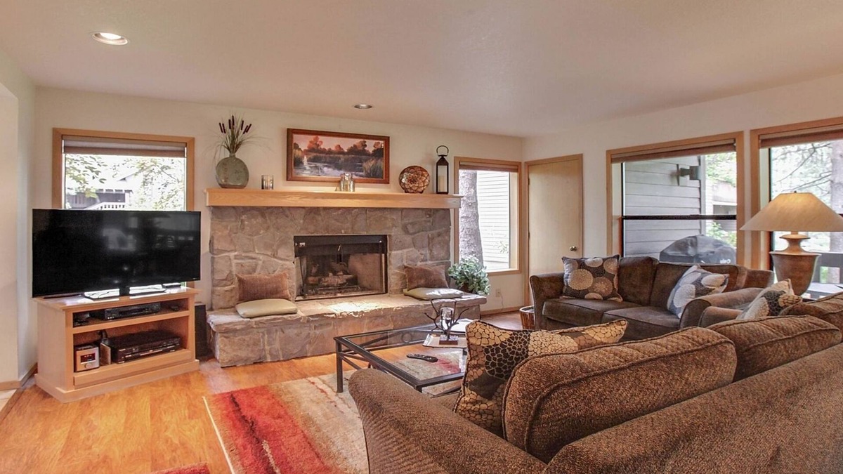 Sunriver Condo | The Ridge at Sunriver - Condo #33 - Access provided to onsite seasonal swimming pool & tennis facilities, year-round hot tub plus 4 bikes