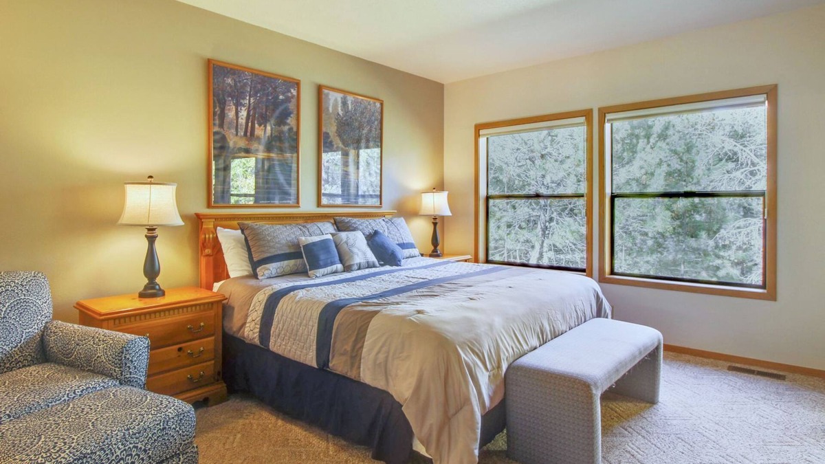 Sunriver Condo | The Ridge at Sunriver - Condo #44 - Access provided to onsite seasonal swimming pool & tennis facilities, year-round hot tub plus 4 bikes