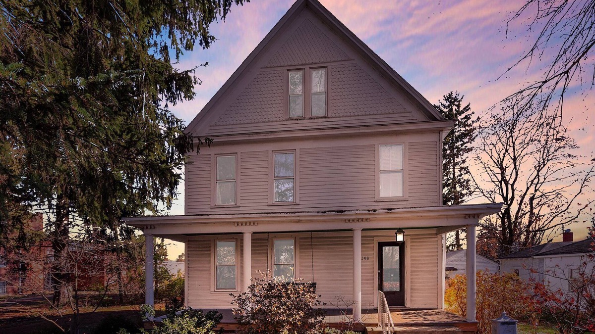 Mount Vernon House | The Riley HousenCharming and close to downtown, MVNU, and Kenyon College.