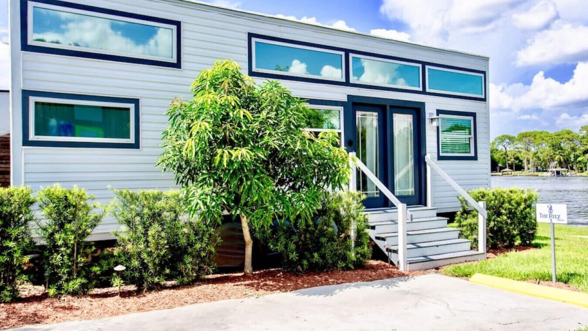 Northwest Orlando House | The Ritz- Lakefront Tiny House in Orlando