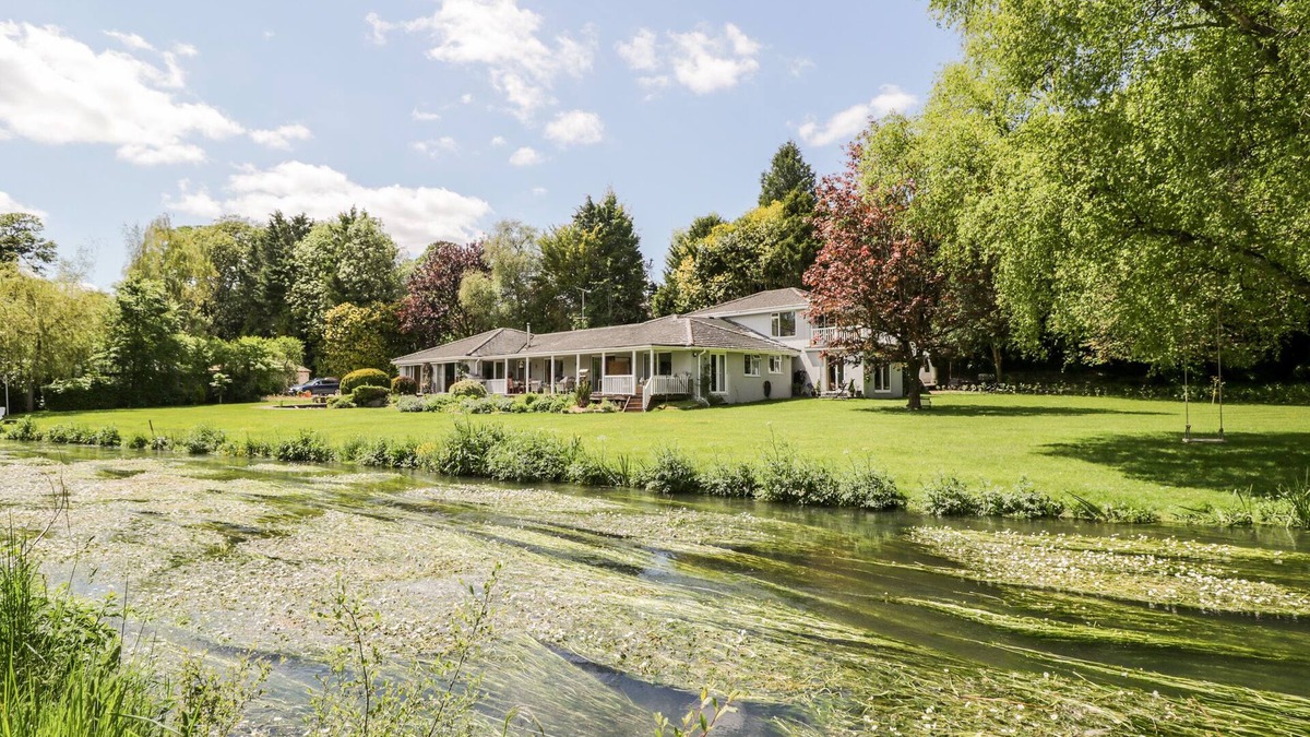 Durrington House | THE RIVER HOUSE. AVON VALLEY. STONEHENGE (WITH FISHING) in Salisbury