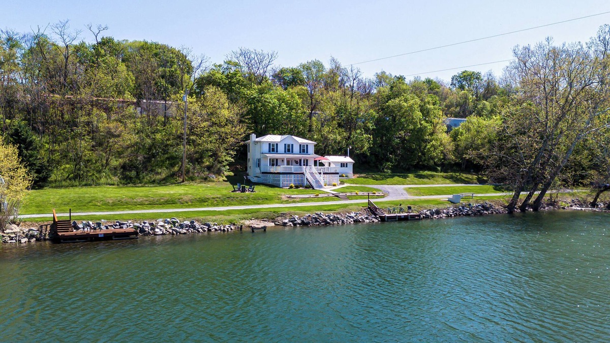 Shenandoah House | The River House, Pet Friendly with a Hot Tub 15 Minutes to many attractions!