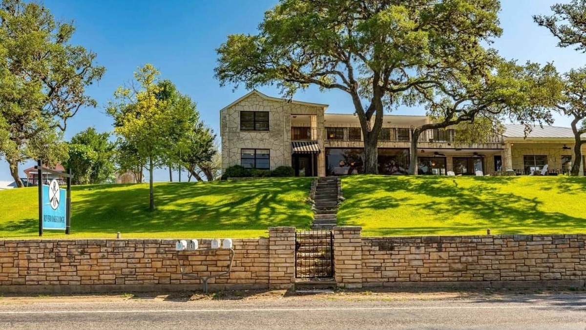 Ingram House | The River Oaks Lodge Main House, 7 Bedrooms, 7.5 Bathrooms!