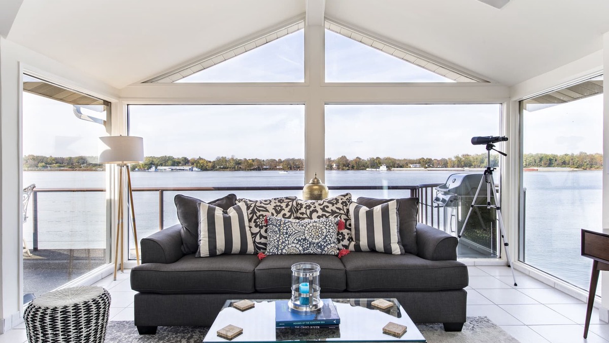 Louisville House | The River's Edge Oasis.Relax & unwind.Casual luxury close to downtown Lville