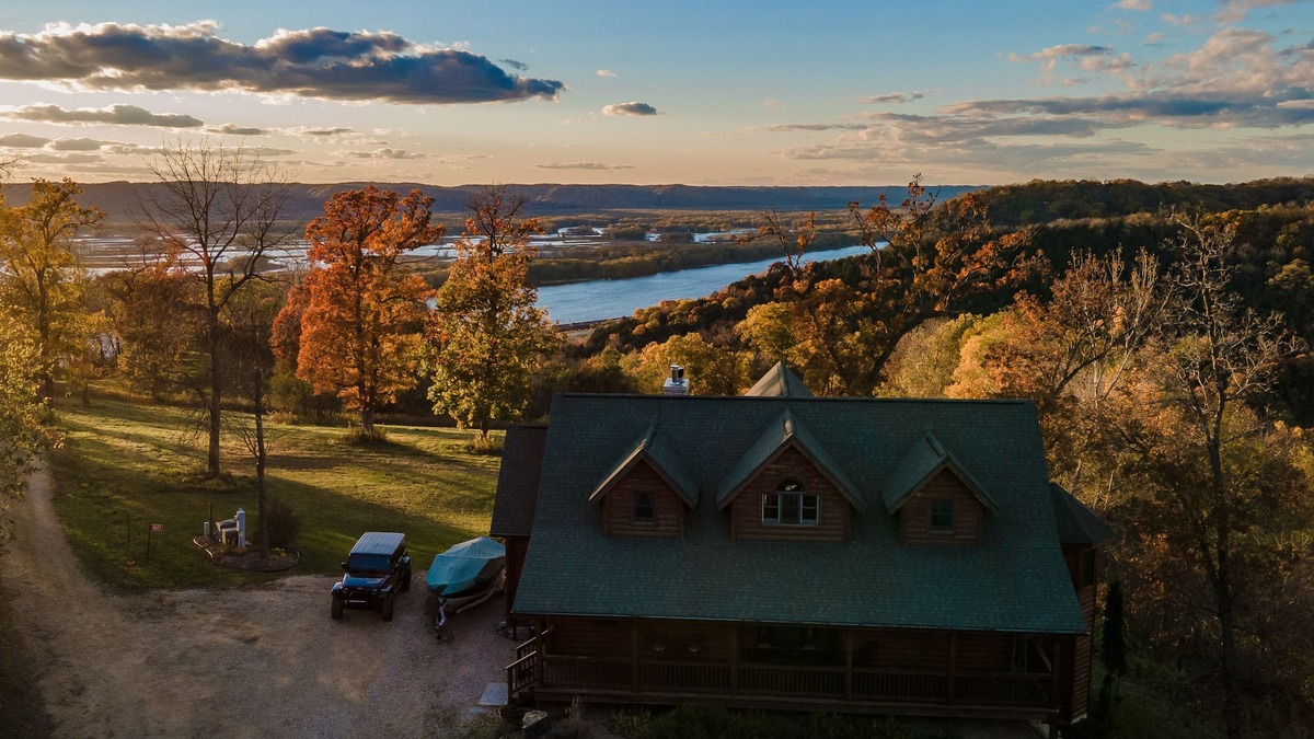 De Soto Cabin | The River View Lodge Sun Set Views over Looking Mississippi River Romantic