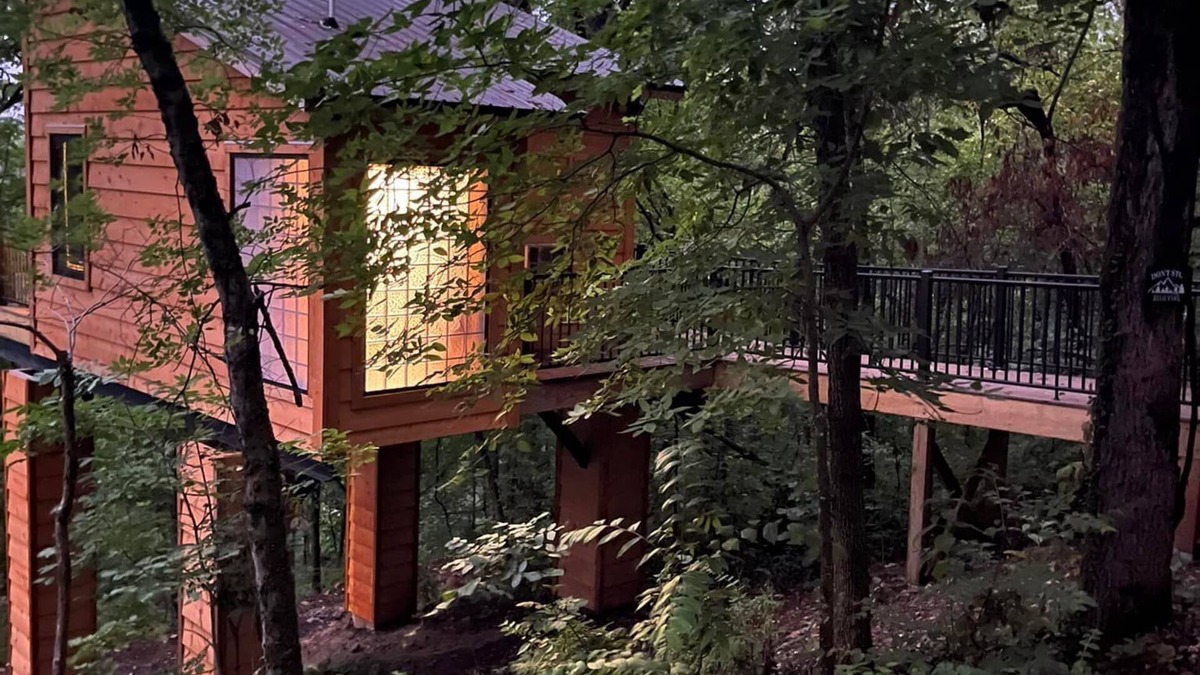 Nixa Cabin | The Riverbirch Treehouse-close to town yet steps away from total wilderness