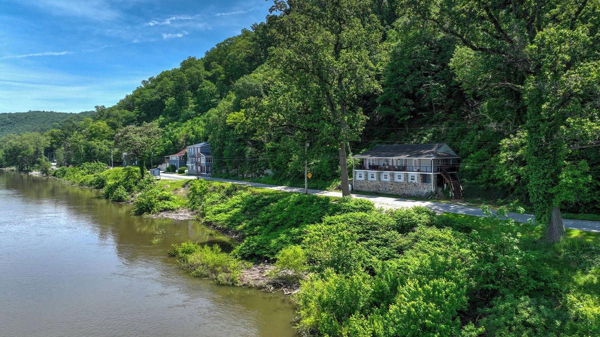 Salunga Cabin | "The Riverfront Serenity Lodge"