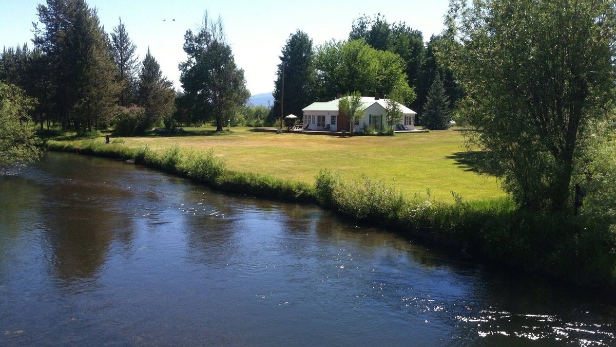 Fort Klamath House | The Riverhouse 4 miles from Crater Lake Park south entrance