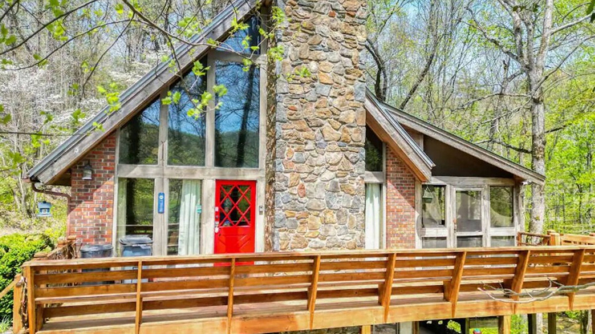 Suches Cabin | The Riverhouse - on 300 Acres, Hot Tub, Firepit, by creek!