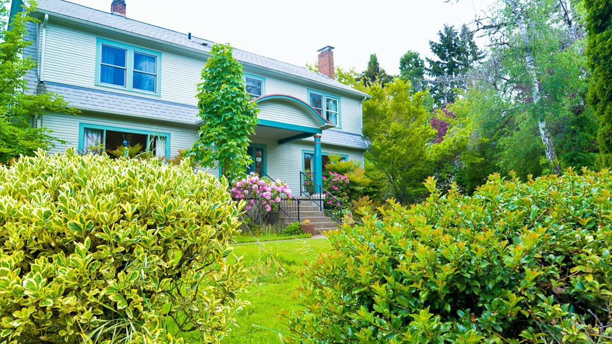 Whiteaker House | The Riverpath Inn, just steps from the Willamette river & Rose Gardens, Eugene