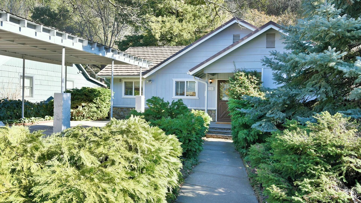 Dunsmuir House | The Rivers Bend, On the Upper Sacramento River.