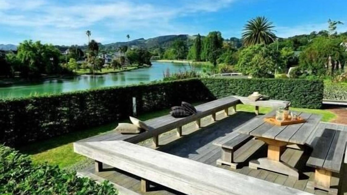 Gisborne House | " The Rivers " Central Gisborne
