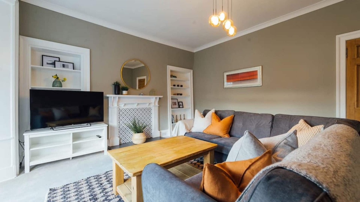 Tillicoultry Condo | The Riverside Apartment (free parking)