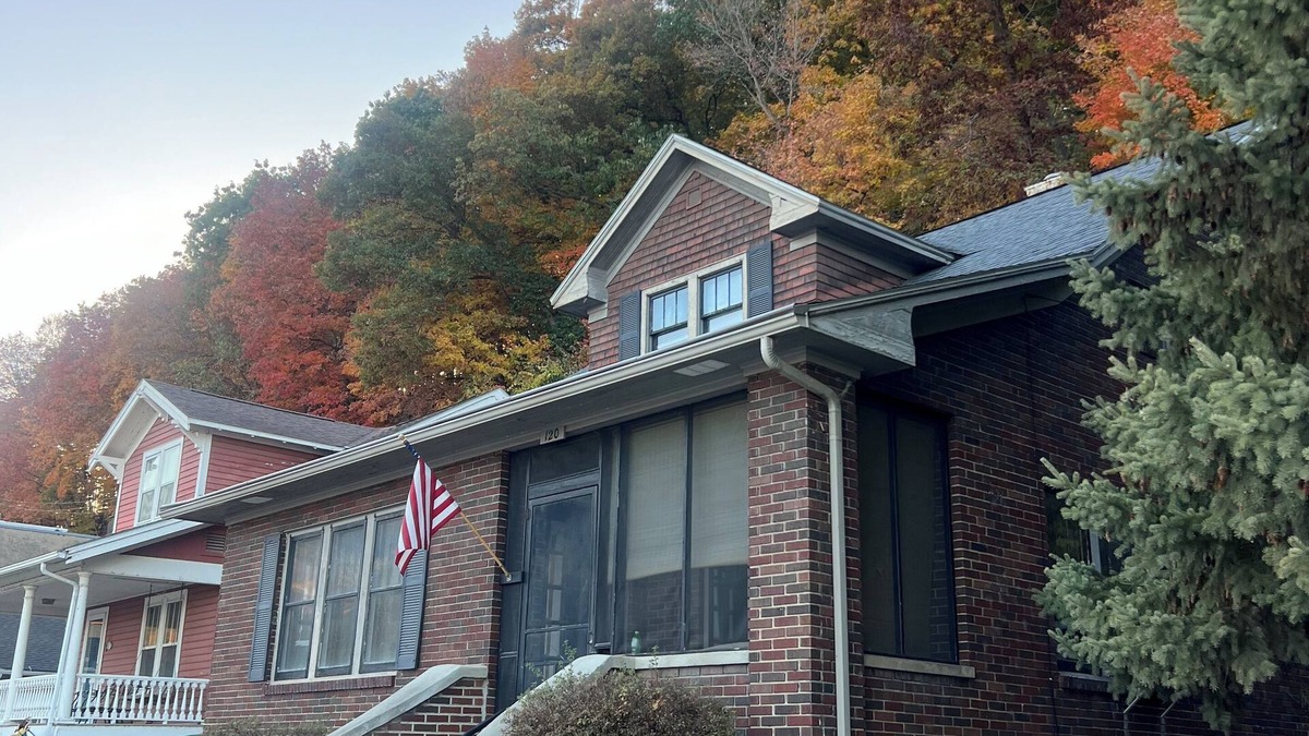 McGregor House | The Riverside Brickhouse- 6 Bedrooms, 2 Bathroom, Riverviews, Grill, AC/Wifi