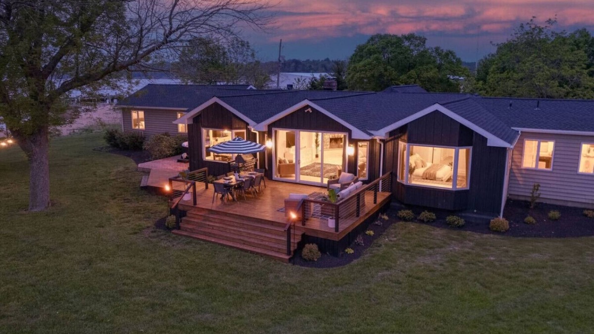 Lewisville House | The Riverside Couples Retreat