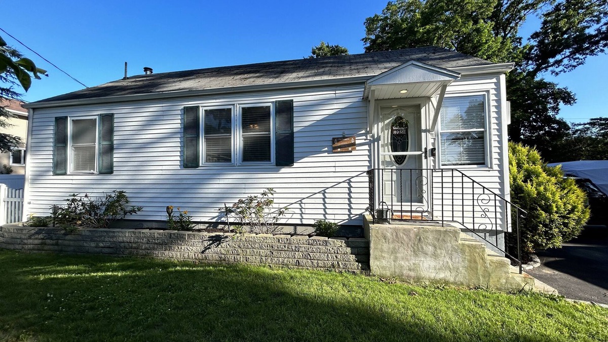 Ronkonkoma House | The Ronkonkoma Bungalow