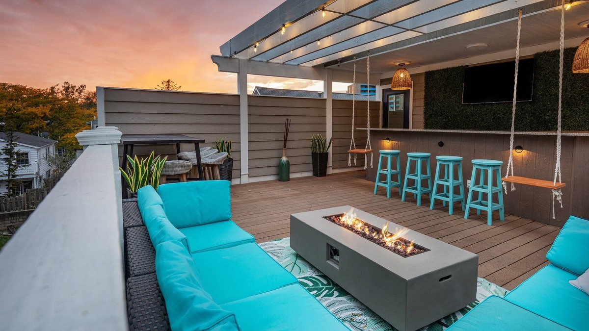 Michigan City House | The RoofTop Skybar @ Lake Avenue Mansion