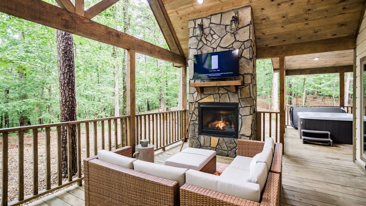 Broken Bow Cabin | The Roosevelt- Perfect for all! Hot Tub, Free WiFi, FREE Firewood!
