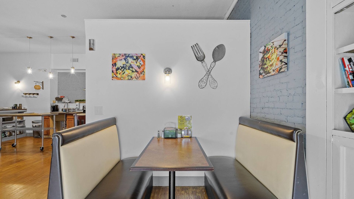 Mechanicville House | The "Roost." A Large 2 Bedroom - Diner Themed Stay