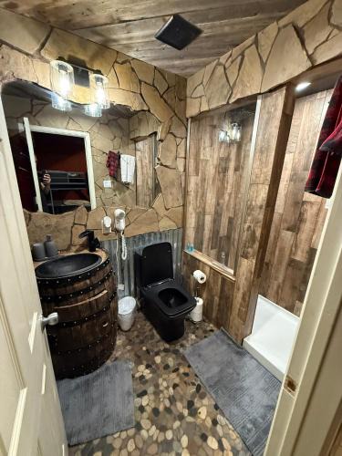 Lakehills Hotel | The Roost Cabins
