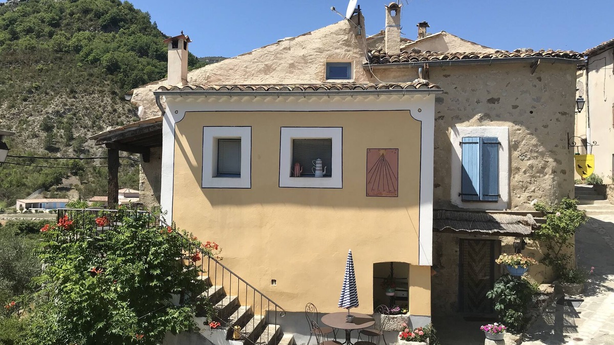 Cornillon-sur-lʼOule House | The roost of crows