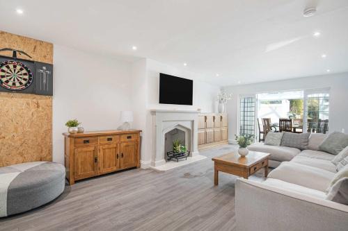 Brands Hatch House | The Roost Group - Brands Hatch 6 Bedroom Home
