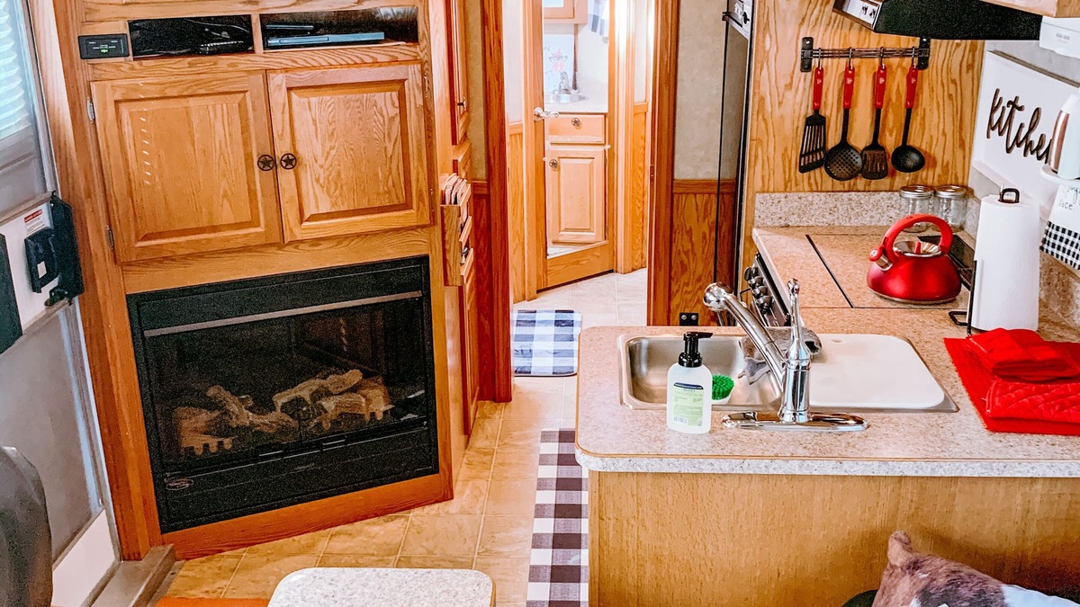 Lydia House | The Roost - LQ Horse Trailer - Farm Stay Petting Zoo Experience -5 mins off I-95